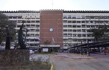 Imagen de referencia: sede del hospital central del Instituto de Previsión Social (IPS).