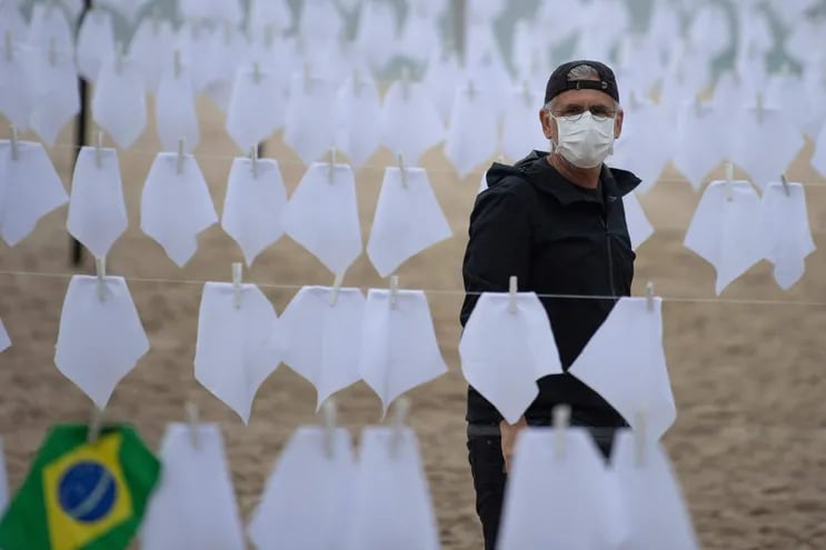 Pañuelos blancos fueron expuestos en la playa de Río de Janeiro, en homenaje a las víctimas del covid en Brasil.