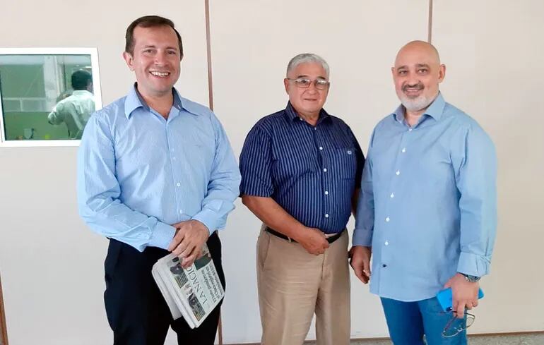 Juan López, Virgilio Riveros y Omar Ludovico Sarubi, tres de los procesados por el supuesto perjuicio patrimonial, luego de la audiencia preliminar ante el juez Raúl Florentín.