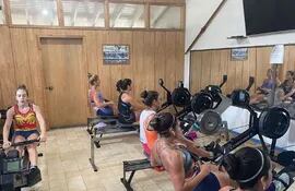 Las chicas entrenando a full en el gym, debido a que los remos no llegaban hasta ayer. Las competencias se inician el sábado, en Laguna Grande, Chile.