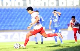 Cecilio Domínguez, futbolista de Cerro Porteño, ejecuta un penal en el partido ante Sol de América por la fecha 18 del torneo Apertura 2024 del fútbol paraguayo en el estadio Defensores del Chaco, en Asunción.