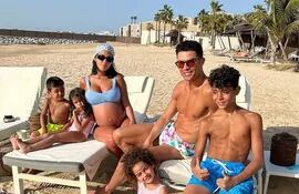 Cristiano Ronaldo, de 36 años, es padre de Cristiano júnior y los mellizos Eva y Mateo, y, con Georgina Rodríguez, de 27, tuvo a Alana Martina.