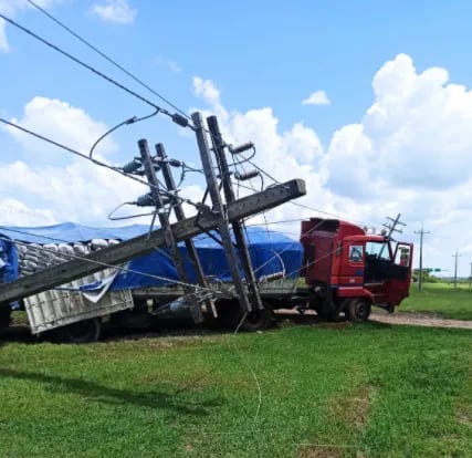 Camión de gran porte derribó columna de la ANDE y dejó sin energía eléctrica a Arroyos y Esteros y Emboscada. (Foto: Captura de Twitter).