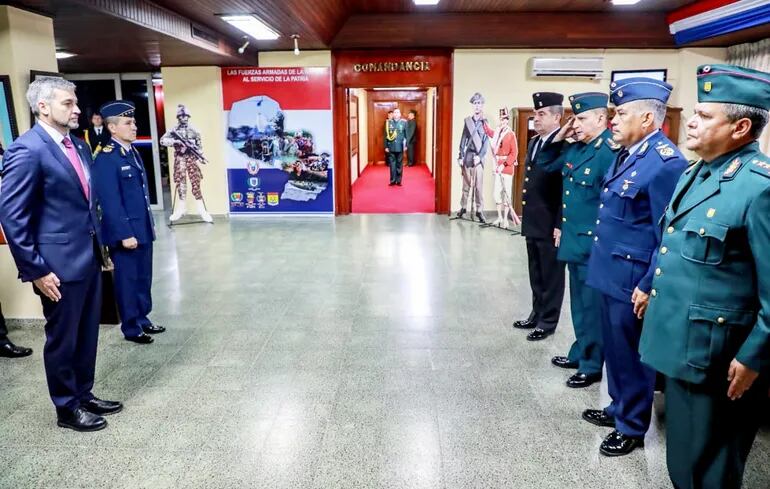 Mario Abdo (izq.) hizo ayer oficina en el Comando en Jefe de las Fuerzas Armadas, en Asunción.