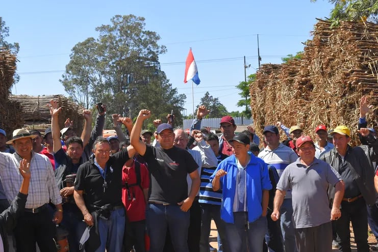 Cañicultores de Mauricio J. Troche se manifiestan frente a la Planta Alcoholera de Petropar para exigir la construcción de un nuevo Tren de Molienda.