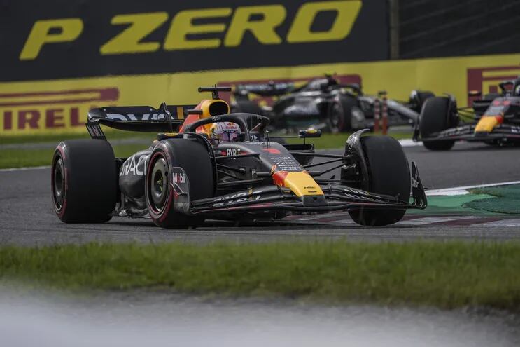El monoplaza de Red Bull Racing del neerlandés Max Verstappen durante la clasificación del Gran Premio de Japón de la Fórmula 1 en el Circuito de Suzuka, en Suzuka, Japón.