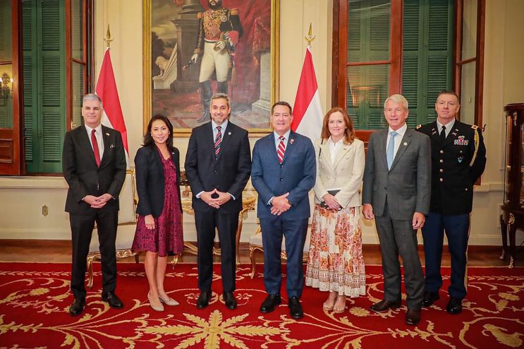 La foto oficial de la reunión entre el presidente Mario Abdo Benítez y la delegación de congresistas de los Estados Unidos que se llevó a cabo este viernes en el Palacio de López.
