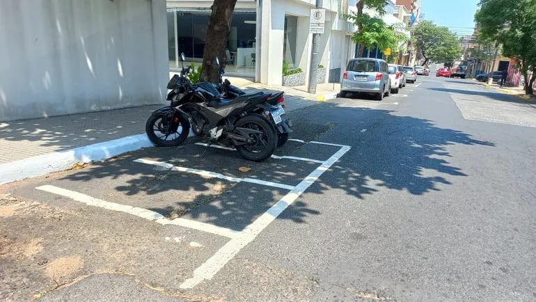 Muchos espacios de estacionamiento tarifado para motos se pueden ver pintados recientemente y la mayoría de ellos se muestran vacíos.