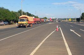 Camioneros apostados al costado del km 123 de la ruta PY02. Desde hoy se anuncia el paro de más de 40.000 trabajadores del gremio. (Foto referencial).