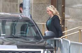 La actriz Stormy Daniel sale de la corte en Manhattan.