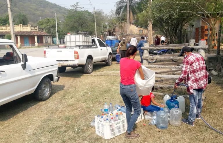 Pobladores de Toro Pampa tuvieron que viajar 65 kilómetro para abastecerse de agua en Fuerte Olimpo.