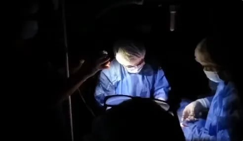 Personal médico opera a oscuras en Fuerte Olimpo.