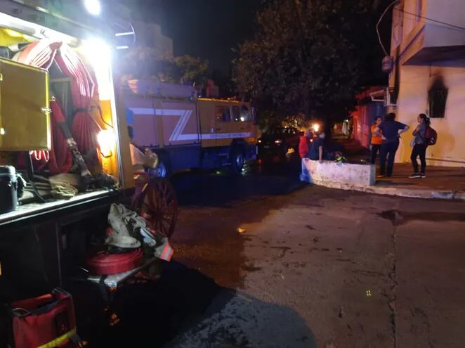Vivienda ubicada en las calles Gobernador Irala y Capitán Gwynn del barrio Carlos Antonio López de Asunción se incendió en la tarde de este miércoles.