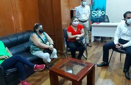 El intendente, Felipe Salomón, recibió a varios activistas sociales de San Lorenzo en su despacho. El grupo acerca una nota en donde solicitan la realización de la audiencia pública en San Lorenzo.