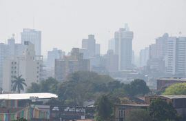 El humo cubre la ciudad de Asunción y afecta considerablemente la calidad del aire.