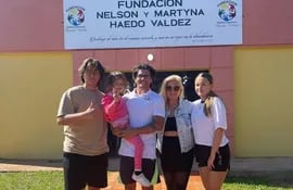 Nelson y Tynka Haedo Valdez con sus hijos Samuel, Noemí y Leonie visitaron su fundación en San Joaquín.