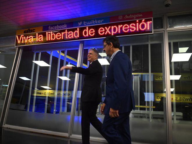 El embajador de los Estados Unidos en Paraguay, Marc Ostfield, atraviesa las instalaciones de ABC acompañado del jefe de redacción, Roberto Sosa.