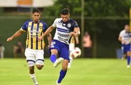 Iván Villalba rechaza la pelota tras la marca de González Ozuna