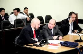 Carlos León (centro) junto a Álvaro Arias (izquierda), a quien le sacó la representación de su caso.