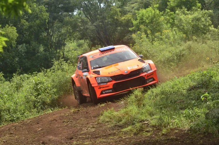 El Skoda Fabia R5 de Nicolás Tomboly durante el Rally Trans-Itapúa, la segunda fecha de la temporada 2023 del Campeonato Nacional de Rally.