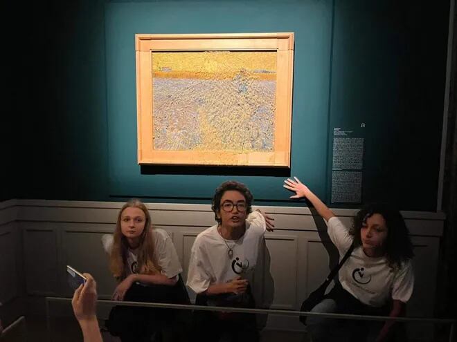 Los jóvenes activistas se pegaron a la pared luego de lanzar puré de verduras al "El sembrador", la pintura de Vincent Van Gogh.