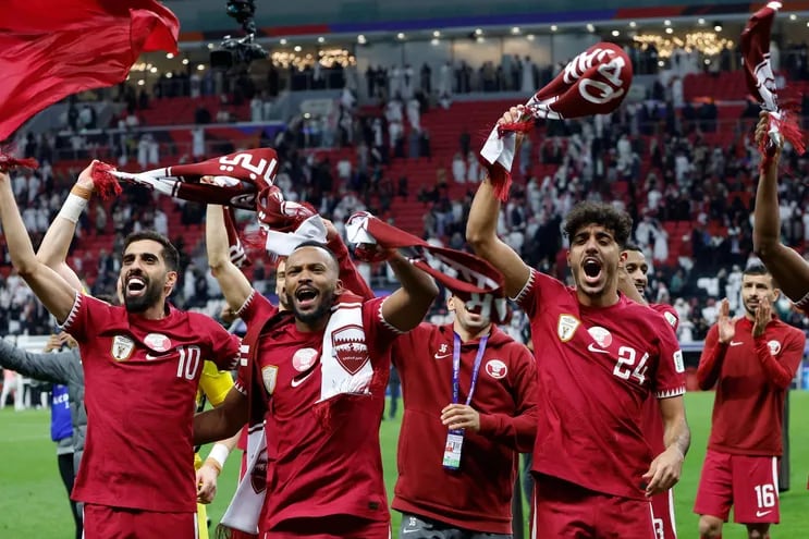 Jugadores de Qatar festejando la clasificación a las semifinales de la Copa de Asia.