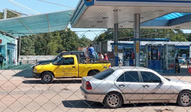 Momento en que desde la camioneta de la Gobernación de Central (color amarillo) trasladan los paquetes al vehículo de la concejala departamental Esmilse Bobadilla. Ocurrió el 30 de abril.
