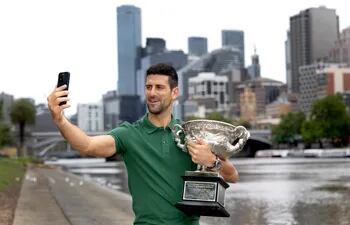 El serbio Novak Djokovic posa con el trofeo del Abierto de Australia, torneo de Grand Slam que ganó con una lesión de desgarro de tres centímetros.