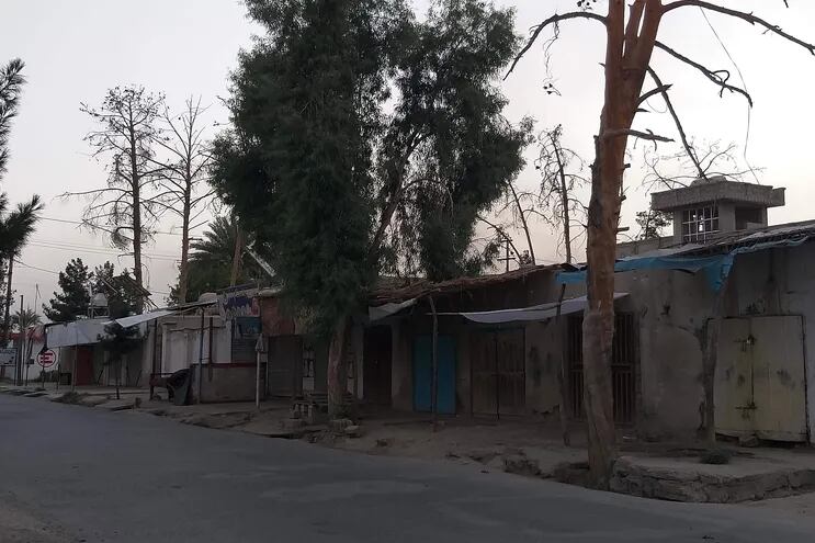 Una vista de un mercado que se cerró por temor a la seguridad cuando los talibanes atacaron partes de la ciudad en Lashkar Gah, la capital provincial de Helmand, Afganistán.