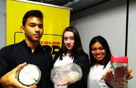 Estudiantes del colegio Santo Tomás de Paraguarí, que trabajan en la investigación de bíobolsas hechas a partir de almidón de maíz.