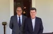 El presidente del PLRA, Efraín Alegre (der.), visitó hoy al embajador brasileño Flávio Dámico, con quien conversó sobre la renegociación del Anexo C del Tratado de Itaipú de cara al 2023.