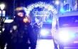 policias-hacen-guardia-cerca-de-donde-se-produjo-el-tiroteo-mortal-en-el-mercado-de-navidad-de-estrasburgo-efe-01550000000-1785237.jpg