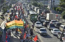 los-manifestantes-del-partido-paraguay-pyahur-marcharon-por-la-avenida-eusebio-ayala-hasta-el-centro-anoche-cerraron-su-actividad-con-un-festival-p-211935000000-1553429.jpg