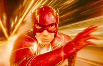 Ezra Miller protagoniza "Flash", interpretando al superhéroe de DC Cómics y a su alter ego Barry.