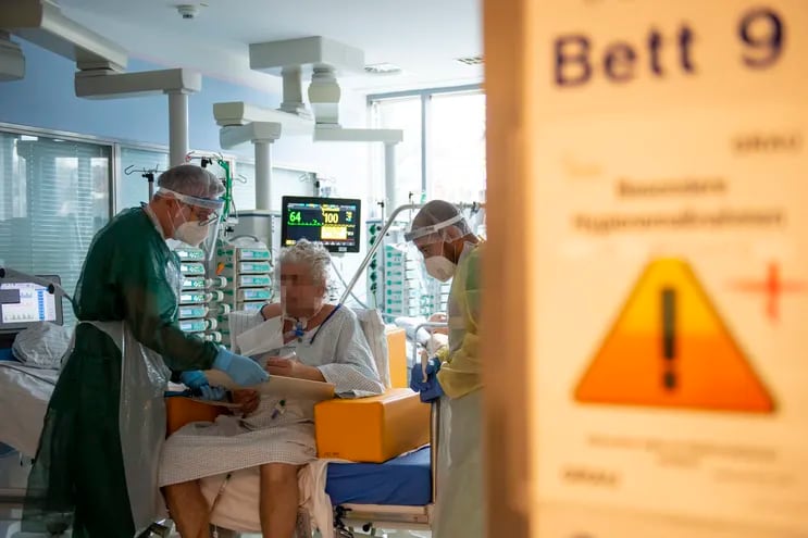 Enfermeros asisten a un paciente con covid-19 en una unidad de terapia intensiva en Freising, Alemania.