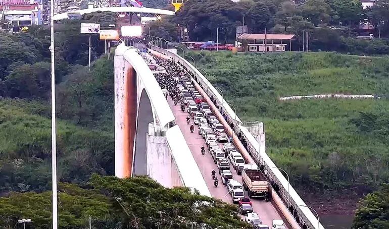 El paso internacional en la frontera entre Ciudad del Este y Foz de Iguazú permanece cerrado.