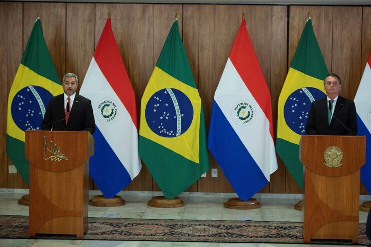 El presidente de Brasil Jair Bolsonaro (d), y su homólogo de Paraguay, Mario Abdo Benítez (i), participaron en una comparecencia conjunta ante los medios, en el Palacio de Planalto en Brasilia (Brasil) el pasado 24 de noviembre.