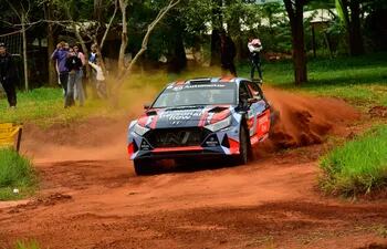 Pese a no ganar en Caaguazú, donde terminó quinto, Fau Zaldívar se mantiene como líder del campeonato con chances de concretar el título de campeón en el Rally de Paraguarí.