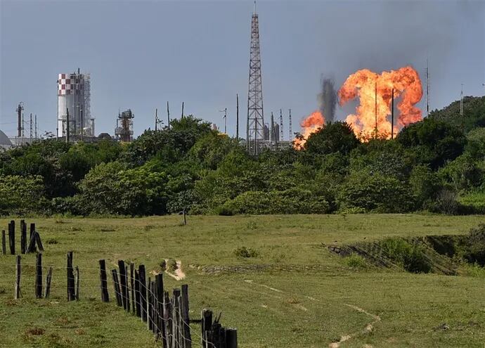Fotografía de la explosión hoy en una línea de gas de Petróleos Mexicanos (PEMEX), en la zona industrial de Coatzacoalcos, en el estado de Veracruz (México).