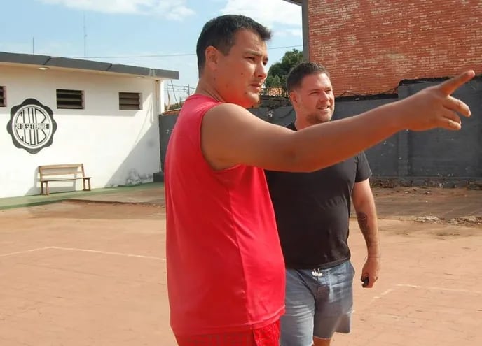 Neri Antonio Insfrán Jiménez  enseña las dependencias del 24 de Setiembre al nuevo entrenador, Daniel Farrar. @IreneoMora