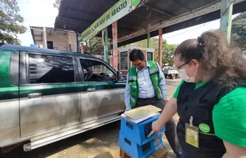 Funcionarios de la Municipalidad de Asunción verificando la máquina para el control de humo negro de una camioneta. (Gentileza).