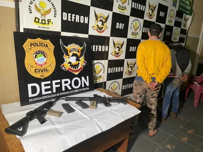 Paraguayos detenidos con dos fusiles calibre 5.56, en Ponta Porã.
