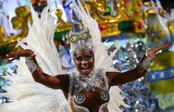 Integrantes de la escuela de samba de "Academicos do Grande Rio" desfilan en la Avenida Marquês de Sapucaí, el Sambódromo, durante el Carnaval en la ciudad de Río de Janeiro (Brasil). Las fiestas de carnaval, que paralizan Brasil durante cinco días y tienen su epicentro en Río de Janeiro, renacen para una edición que debe hacer bailar a unos 46 millones de personas en todo el país. (EFE)