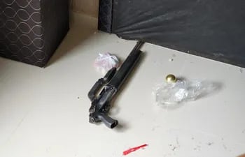 Arma incautada durante el allanamiento.