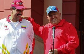 El gobernante venezolano, Nicolás Maduro y el expresidente Hugo Chávez (murió en 2013). (archivo)