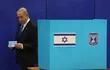 El ex primer ministro Benjamin Netanyahu vota en las elecciones legislativas que se cumplen hoy en Israel. Su partido, el Likud, aspira a conseguir una mayoría. (EFE)