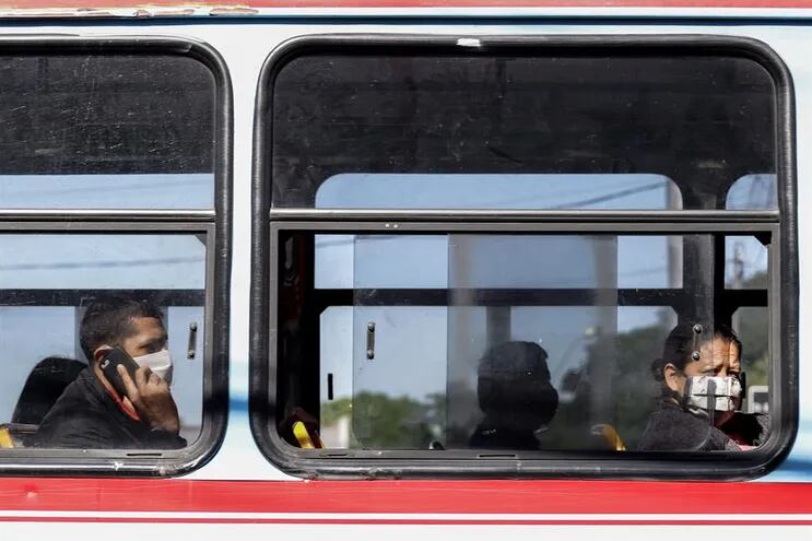 Pasajeros usan tapabocas mientras se movilizan en transporte público este viernes en Asunción (Imagen referencial),