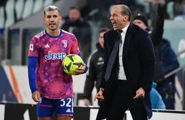 Massimiliano Allegri (d), entrenador de la Juventus, reacciona durante un partido de la Serie A, cerca del volante argentino Leandro Paredes.