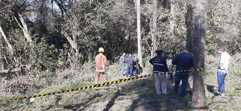 Agentes policiales, bomberos voluntarios y funcionarios de la Fiscalía acudieron al baldío donde se encontró el cadáver, en Ytororó.