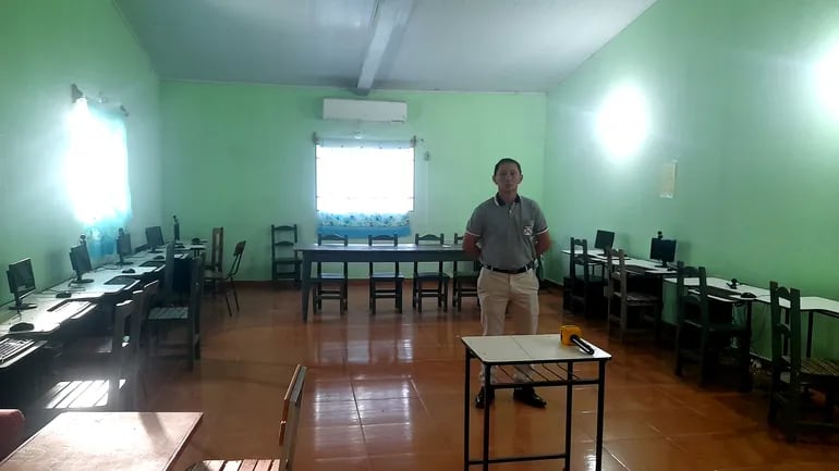 Moderna sala de informática del colegio Ángel Muzzolón. Los alumnos solo reciben clases básicas de manejo de programas, pero por la falta de internet se dificultan los trabajos de investigación.